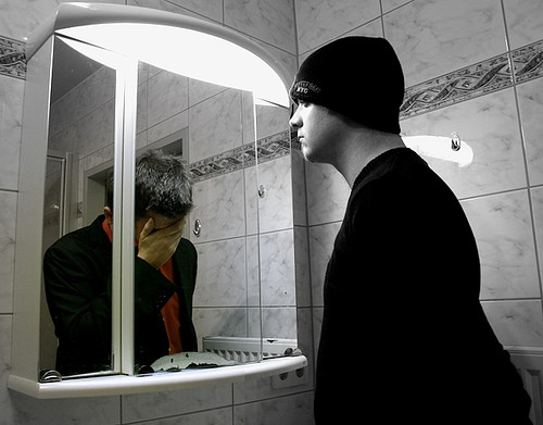 Sau 6 năm lưu lạc, chiếc “gương ma quỷ” lại về với người chủ mới là ông chủ cửa hàng đồ cổ Henry 47 tuổi. Ông mua nó khi dạo khu chợ mua bán đồ cũ với giá “bèo”. Ông ta hy vọng có thể bán lại nó với giá cao. Nhưng chỉ 3 ngày sau, ông chủ tiệm đồ cổ bất ngờ qua đời vì tràn máu não. Trong đám tang của ông này, một người bạn của Armold vô tình nhìn thấy và nhận ra chiếc gương “Louis Alvarez 1743”. Người này chợt lóe lên ý nghĩ: hai cái chết có mối liên hệ gì đó.