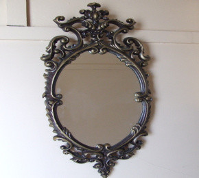 Người chủ đầu tiên của “gương ma quỷ” là một ông chủ cửa hàng kinh doanh bột mì tại thành phố cảng Mareseille có tên Tesemer. Ông đã mua chiếc gương đó làm quà sinh nhật cho người vợ mà ông hết mực yêu thương.