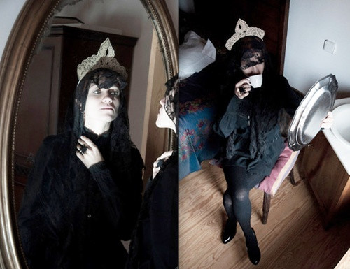 Cuối cùng, Tiến sĩ Waine đã khám phá ra nguyên nhân thực sự dẫn đến cái chết bí ẩn của 38 nạn nhân. Khi chuẩn bị công bố phát hiện đặc biệt này với giới truyền thông và công chúng, ông bỗng nhận ra chiếc gương đã "không cánh mà bay". Sau đó, FBI đã truy tìm đồ vật nguy hiểm trên nhưng vẫn không tìm thấy dấu vết của nó. Do không tìm được gương “Louis Alvarez 1743” nên ông Waine không thể chứng minh được phát hiện mang tính đột phá của mình. Nhiều người không tin vào kết quả mà ông nghiên cứu được bởi không có vật chứng thực tế để kiểm tra độ chính xác.