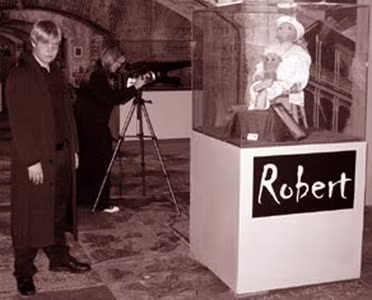 Khi Eugene qua đời, búp bê bị "ma ám" truyền đến tay người chủ mới. Người chủ này đi đến bất cứ nơi nào trong căn nhà đều thấy con búp bê Robert ở đó. Thậm chí, ông ta còn nhìn thấy con búp bê cười khanh khách, cầm dao đứng dưới giường của mình. Vì vậy, ông nhanh chóng chuyển nhà và gửi búp bê Robert cho Viện Bảo tàng Martello, Key West.