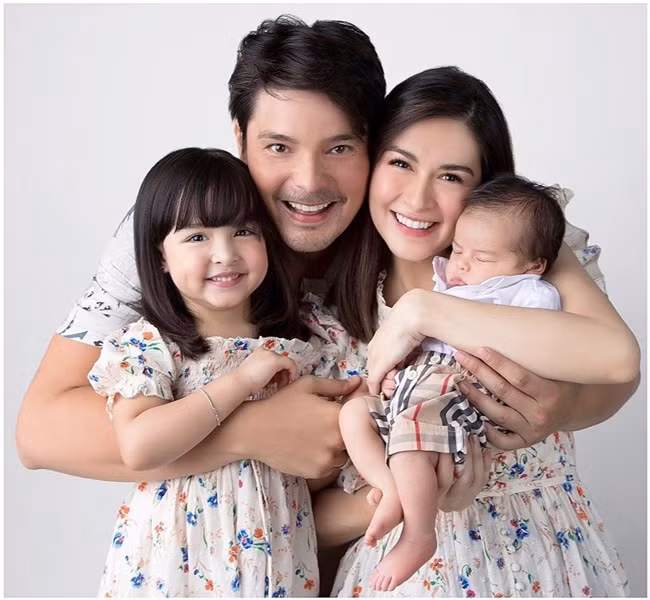  Marian Rivera - người được mệnh danh là mỹ nhân đẹp nhất Philiipines, có lẽ là cái tên quá quen thuộc với người dân nước này và với cả cư dân mạng Việt. Hiện tại, dù đã 2 con nhưng cô vẫn giữ được những nét đẹp xuất sắc thuở nào. Đặc biệt, nhan sắc cực phẩm của hai nhóc tỳ nhà Marian Rivera - bé Zia và Sixto, lại càng khiến nhiều người xuýt xoa hơn.