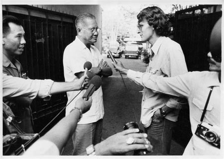 Lên làm Tổng thống khi quân đội Sài Gòn đang liên tục thất bại trên chiến trường, nhận thấy tình hình không thể thay đổi được, ông Dương Văn Minh đã đưa cả gia đình ra nước ngoài, trừ vợ vì bà muốn ở lại. 