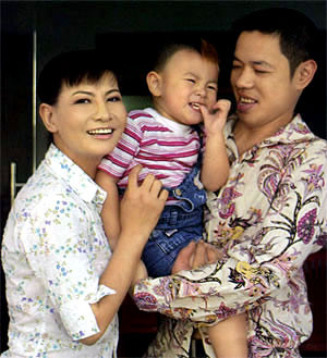 Thái Hòa bên vợ cũ và và con trai