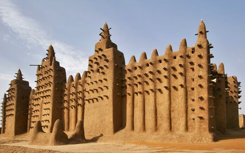 4. Các di tích lịch sử, di sản văn hóa ở Timbuktu, Gao và Kidal của Mali đang bị tàn phá và hủy hoại nghiêm trọng do xung đột ở miền Bắc đất nước. Chẳng hạn, Great Toguna ở thành phố Douenza đã bị hủy hoại.