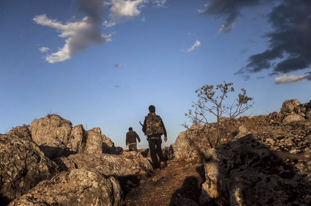 Các chiến binh quân nổi dậy bên ngoài ngôi làng ma Kfar Lata ngày 3/10 khi người dân nơi đây đã bỏ quê hương chạy trốn chiến tranh.