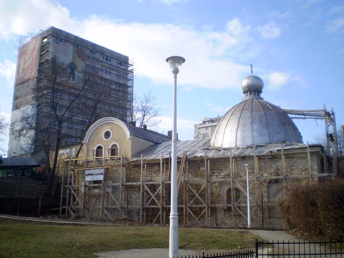 7. Great Synagogue of Iasi là giáo đường Do thái lâu đời nhất còn tồn tại của Romania nhưng đang bị đe dọa vì quá trình đô thị hóa và sự lơ là trong việc bảo tồn.