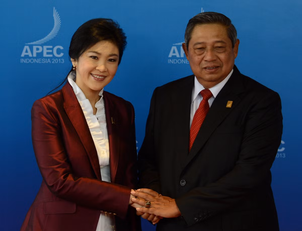 Nữ Thủ tướng xinh đẹp của Thái Lan Yingluck Shinawatra bắt tay Tổng thống Indonesia.