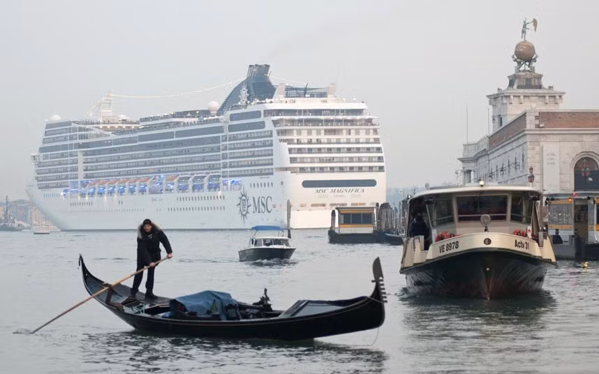 3. Thành phố Venice xinh đẹp của Italy. Việc duy trì Venice trong vai trò vừa là điểm đến du lịch, vừa là một thành phố dân sinh đang ngày càng trở nên khó khăn. Hoạt động du lịch tại Venice phát triển quá mạnh mẽ với tỷ lệ tăng 400% trong 5 năm gần đây. Nhưng việc các tàu du lịch loại lớn chuyển động qua kênh Grand đã gián tiếp gây ra tình trạng lũ lụt và làm vấn đề này nghiêm trọng hơn.