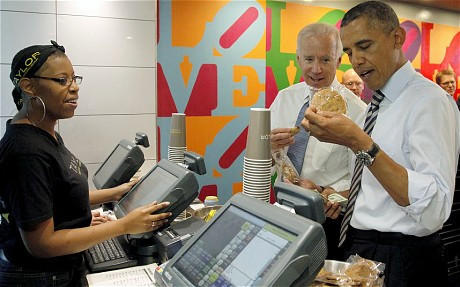 Tổng thống Obama bị bắt gặp khi đi mua bánh mỳ cùng Phó Tổng thống Joe Biden với tâm trạng bình thản trong bối cảnh chính phủ liên bang đóng cửa hôm qua.