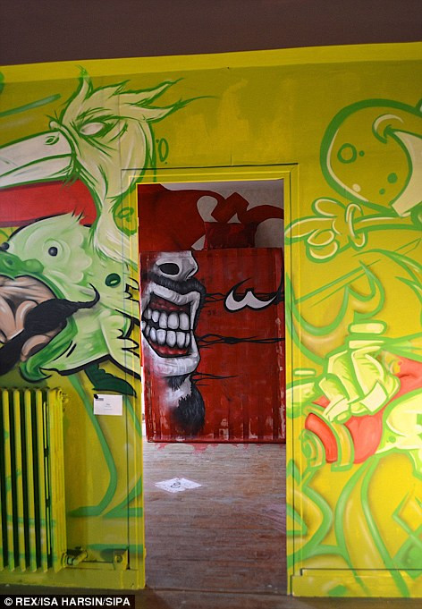 Trước đó, đây vốn là một tòa nhà khổng lồ bị bỏ hoang ở gần sông Seine, quận 13.