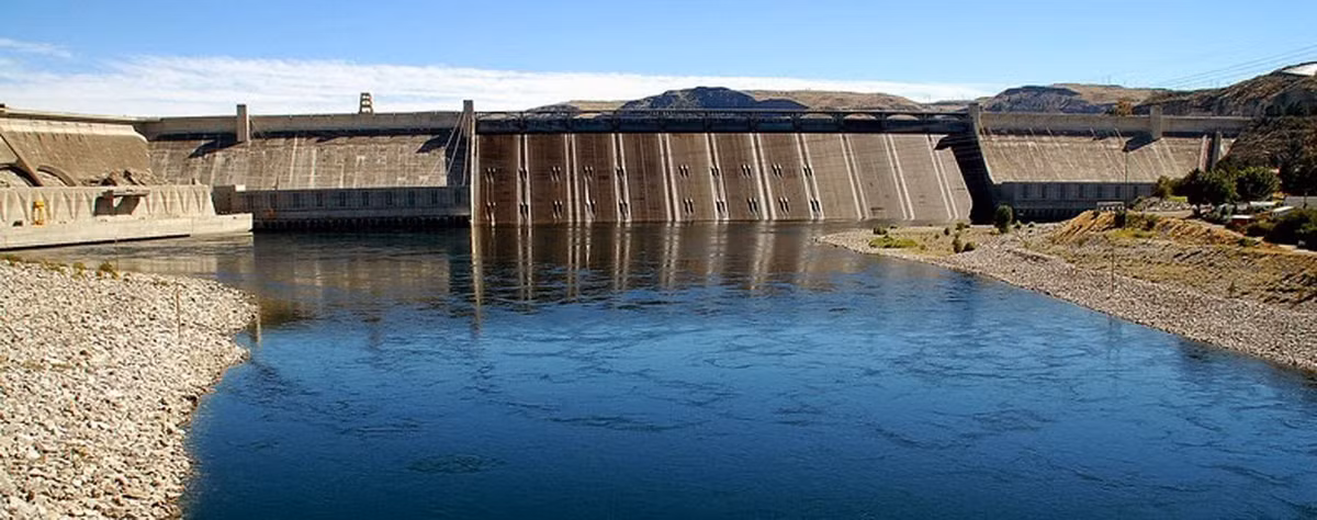  5. Đập thủy điện Grand Coulee, Mỹ - là một đập trọng lực trên sông Columbia ở bang Washington, Mỹ. Đập này được xây dựng giữa năm 1933 và năm 1942, ban đầu chỉ có 2 nhà máy điện. Một nhà máy điện thứ ba được hoàn thành năm 1974.