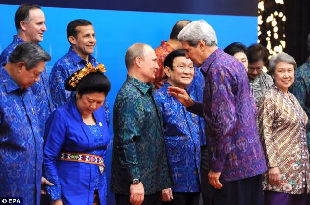 Tổng thống Nga (trái) và Ngoại trưởng Mỹ (phải) mặc áo "xung đột" với áo màu xanh lá cây dành cho ông Putin và áo màu tím đậm dành cho ông Kerry.