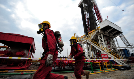 Kỹ sư của Tổng công ty Dầu khí và Hóa chất Trung Quốc (Sinopec) làm việc tại giàn khoan thẩm định khí tự nhiên ở huyện Langzhong, tỉnh Tứ Xuyên.