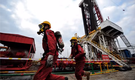 Kỹ sư của Tổng công ty Dầu khí và Hóa chất Trung Quốc (Sinopec) làm việc tại giàn khoan thẩm định khí tự nhiên ở huyện Langzhong, tỉnh Tứ Xuyên.