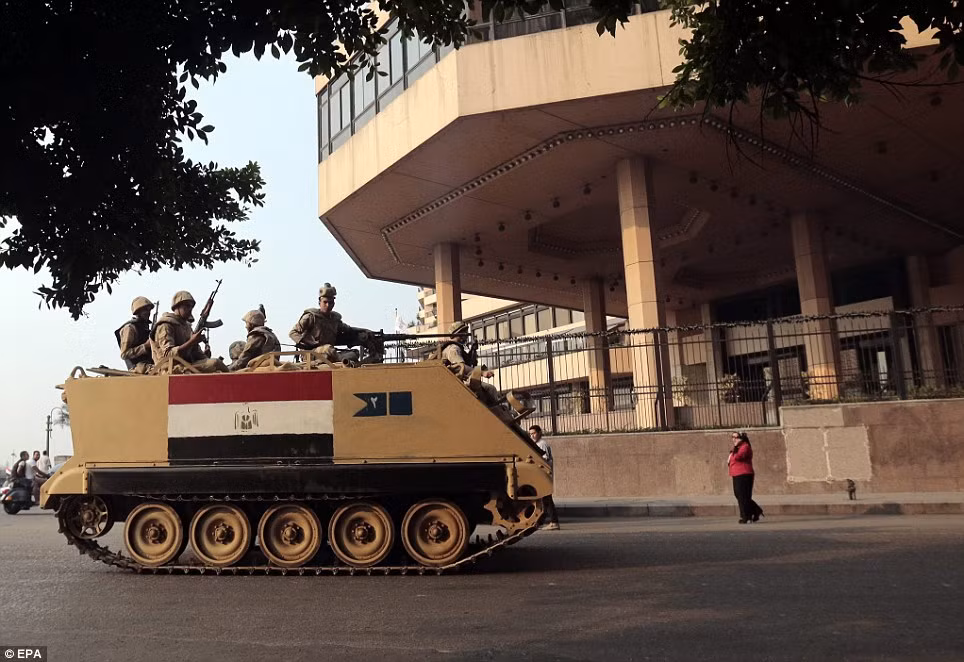 Xe bọc thép của quân đội Ai Cập được triển khai để giải tán người biểu tình.
