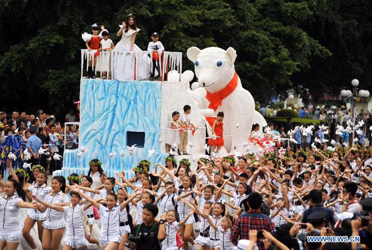 Đoàn diễu hành thiếu nhi nô nức tham gia lễ hội.