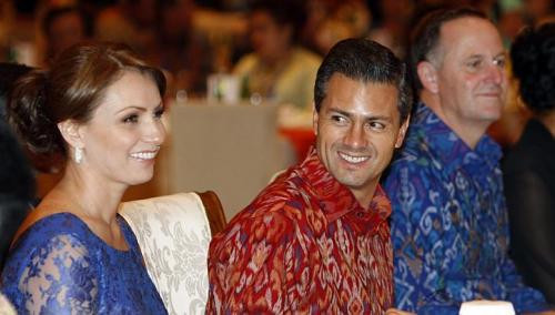 Tổng thống Mexico Enrique Pena Nieto (giữa) mặc áo truyền thống của Indonesia màu đỏ cùng phu nhân của ông Angelica Rivera (ltrái) ngồi cùng hàng ghế với Thủ tướng mới của New Zealand John Key xem biểu diễn văn hóa, văn nghệ bên lề Diễn đàn APEC trên đảo Bali.