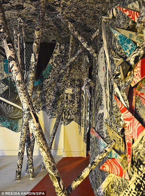 Bất chấp việc tòa nhà sẽ bị dỡ bỏ vào mùa xuân tới, các nghệ sĩ đường phố vẫn miệt mài sáng tạo, vẽ vời, trang trí nó theo ý họ.