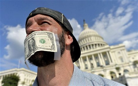 Người biểu tình phản đối chính phủ liên bang đóng cửa dính tờ đô la lên miệng ngay bên ngoài Điện Capitol in Washington, DC.