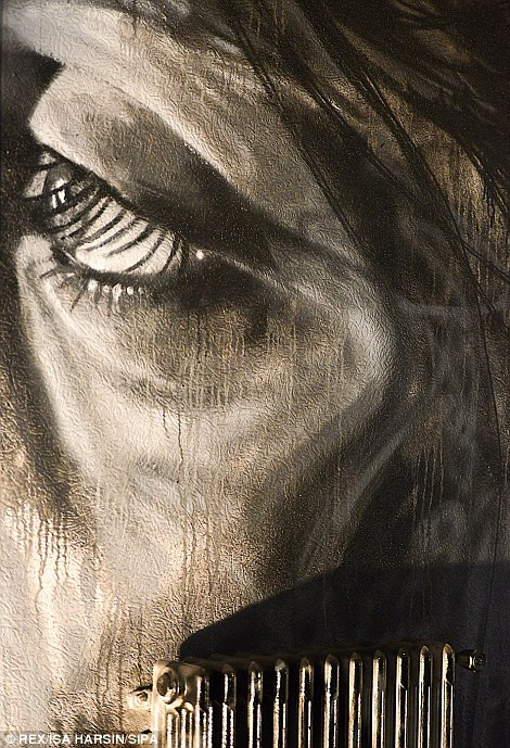 Hình vẽ graffiti đặc tả đôi mắt.