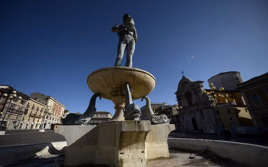 2. Trung tâm lịch sử L'Aquila ở thành phố cùng tên của Italy bị hủy hoại nặng nề bởi một trận động đất năm 2009. 4 năm đã trôi qua sau thảm họa, song công cuộc khôi phục lại di sản văn hóa này đã chứng tỏ không hiệu quả và chưa được làm thực sự quyết liệt triệt để.