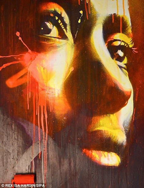 Một tác phẩm graffiti tuyệt đẹp khác được vẽ để trang trí tòa nhà bỏ hoang ở Paris.