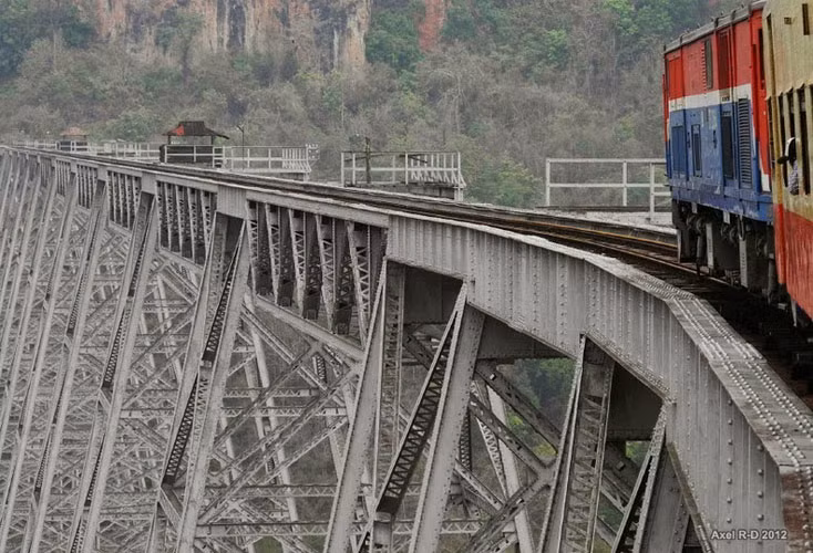 Cầu dài 689 m, cao 250 m và được chống đỡ bởi 15 tháp. Trên thế giới đếm trên đầu ngón tay những cây cầu cạn khổng lồ tương tự như Goteik.