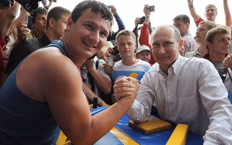 Tổng thống Putin thi vật tay trong chuyến thăm trại thanh thiếu niên Seliger ở vùng Tver.