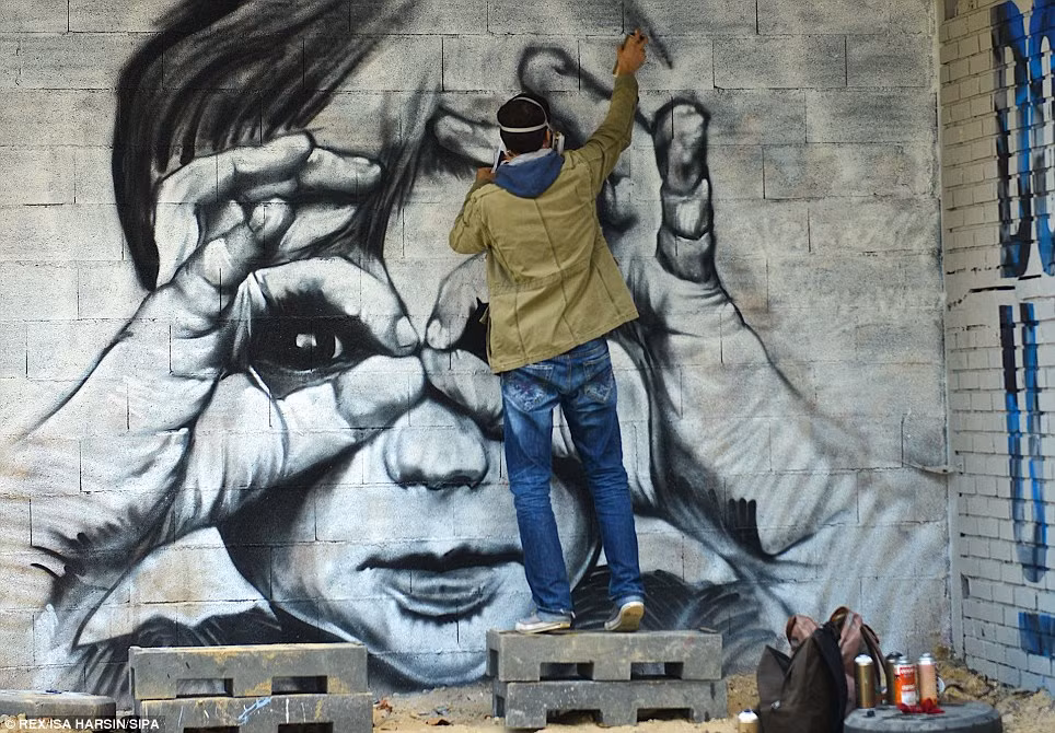 Chân dung khuôn mặt người ở mọi trạng thái, các sinh vật thần thoại, tưởng tượng, động vật đã tạo thành một kiệt tác graffiti khổng lồ ở giữa lòng Paris.