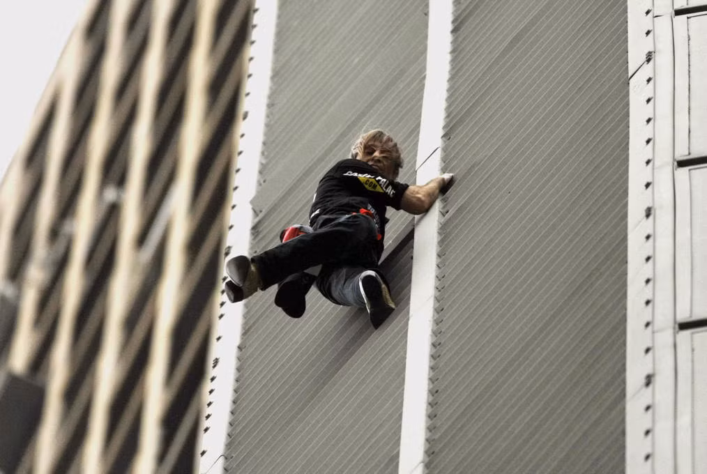 Người nhện Alain Robert chinh phục tòa nhà 46 tầng cao 165 m ở Sao Paulo, Italy ngày 27/2/2008.