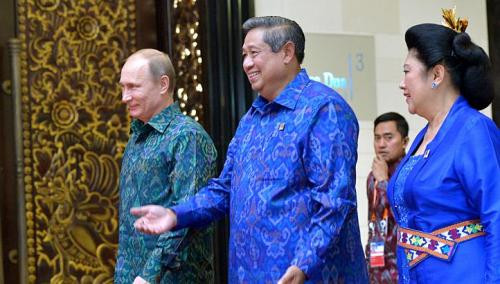 Tổng thống Nga Putin (trái) và vợ chồng Tổng thống Indonesia, Susilo Bambang Yudhoyono-Kristiani Herawati