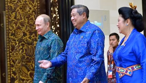 Tổng thống Nga Putin (trái) và vợ chồng Tổng thống Indonesia, Susilo Bambang Yudhoyono-Kristiani Herawati