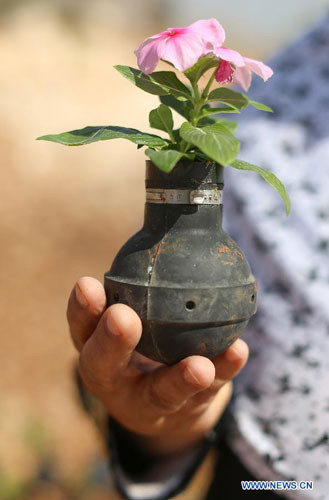 Chị gái của ông Bassem Abu Rahmeh cũng thiệt mạng sau đó 2 năm vì bị ngộ độc hơi cay của Israel khi tham gia cuộc biểu tình hàng tuần của người Palestine thời gian đó.