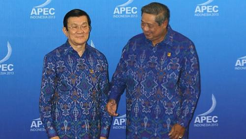 Chủ tịch nước Trương Tấn Sang (trái) cũng gặp gỡ và trao đổi thân mật với Tổng thống Indonesia, Susilo Bambang Yudhoyono.