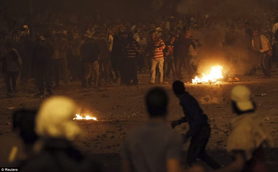 Theo đó, ít nhất 45 người đã thiệt mạng tại Cairo khi thủ đô rơi vào hỗn loạn.