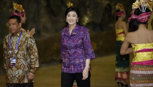 Nữ Thủ tướng xinh đẹp của Thái Lan mặc một chiếc áo truyền thống của Indonesia màu tím.