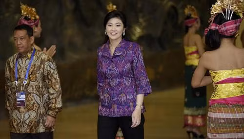 Nữ Thủ tướng xinh đẹp của Thái Lan mặc một chiếc áo truyền thống của Indonesia màu tím.