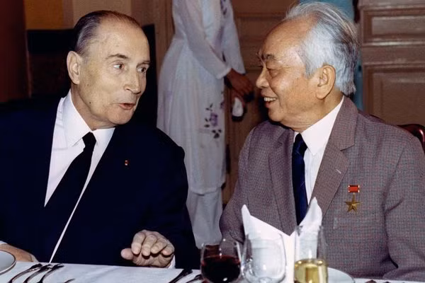 Cựu Tổng thống Pháp Francois Mitterrand (trái) trò chuyện thân mật với Đại tướng Võ Nguyên Giáp trong một bữa tiệc lớn khi tới thăm Hà Nội năm 1993.