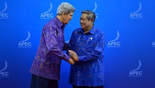 Ngoại trưởng Mỹ John Kerry (áo tím) bắt tay với Tổng thống Indonesia.