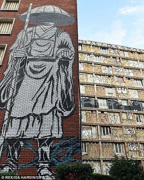 100 nghệ sĩ đường phố tài hoa nhất thế giới trong lĩnh vực vẽ trên tường (Graffiti) đã được mời đến để tự do trang trí toàn bộ bề mặt tòa nhà 10 tầng khổng lồ ở Paris.