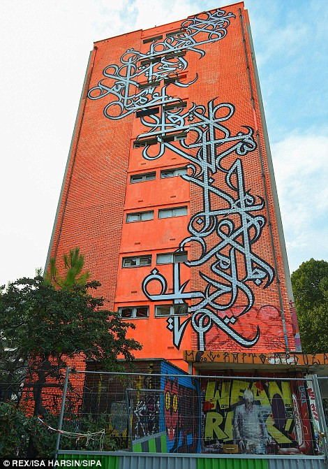 Tới chiêm ngưỡng ngôi nhà, người xem dường như bị ngập chìm trong những mảng màu sắc rực rỡ chồng chéo, dày đặc.