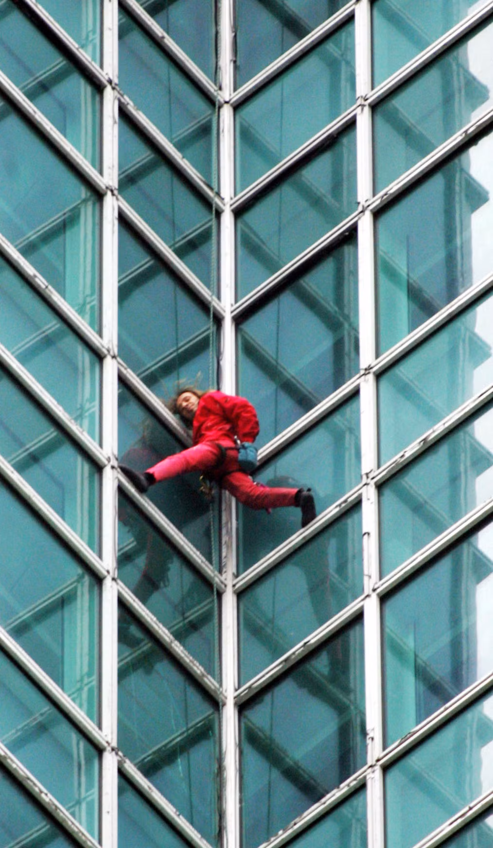 Người nhện Pháp leo lên tòa cao ốc cao 508 m với 101 tầng ở Đài Loan ngày 25/12/2004.