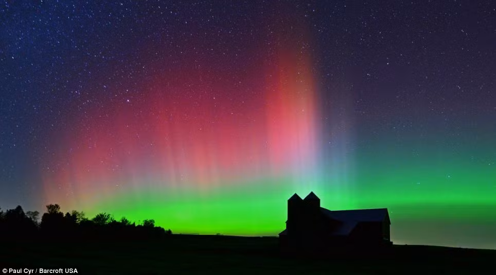 Nhiếp ảnh gia Cyr đã may mắn ghi lại được khoảnh khắc hiếm có, cực quang tuyệt đẹp trên bầu trời Easton, Maine.