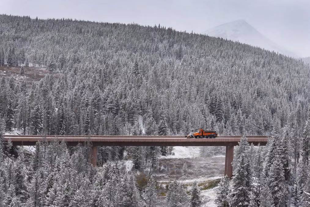 Một chiếc xe tải vât lộn lăn bánh trong trận bão tuyết ở gần núi Copper, Colorado.