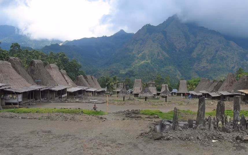 1. Làng Ngada trên đảo Flores: Những ngôi làng Ngada bao gồm Desa Guru Sina, Desa Langa, Desa Bela, and Desa Lina Tiwa trên đảo Flores của Indonesia nằm giữa 2 ngọn núi lửa Gunung Inerie and Gunung Deru trên những đảo xa xôi nhất của chuỗi đảo Flores nổi tiếng vì vẫn còn giữ được lối kiến trúc cổ bản địa bất chấp quá trình toàn cầu hóa mạnh mẽ trong thế kỷ 21.