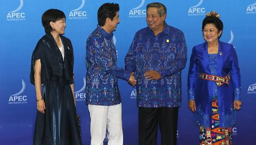 Thủ tướng Nhật Bản Shinzo Abe (trái) bắt tay thân mật với Tổng thống Indonesia Susilo Bambang Yudhoyono (phải). Bên cạnh ông Abe là phu nhân của ông, bà Akie và bên cạnh ông Yudhoyono là phu nhân Ani Yudhoyono.