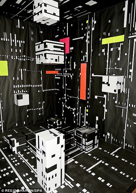 Cũng theo nghệ sĩ Inti Castro, ông nhận được khoản trợ cấp là 4.200 euro cho công việc của mình và nếu thiếu thì nghệ sĩ tự bù thêm.