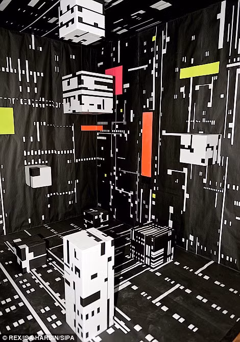 Cũng theo nghệ sĩ Inti Castro, ông nhận được khoản trợ cấp là 4.200 euro cho công việc của mình và nếu thiếu thì nghệ sĩ tự bù thêm.