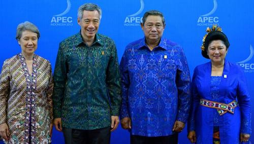 Thủ tướng Lý Hiển Long sánh đôi cùng phu nhân Ho Ching (trái) chụp ảnh kỷ niệm với Tổng thống Indonesia, Susilo Bambang Yudhoyono và phu nhân Kristiani Herawati.