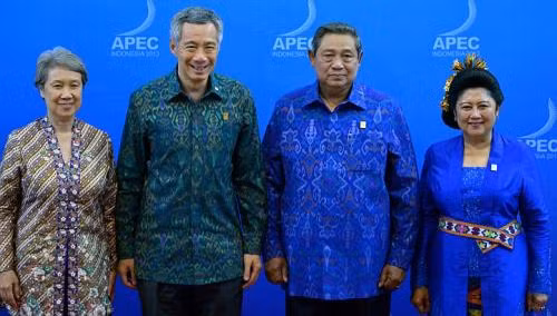 Thủ tướng Lý Hiển Long sánh đôi cùng phu nhân Ho Ching (trái) chụp ảnh kỷ niệm với Tổng thống Indonesia, Susilo Bambang Yudhoyono và phu nhân Kristiani Herawati.